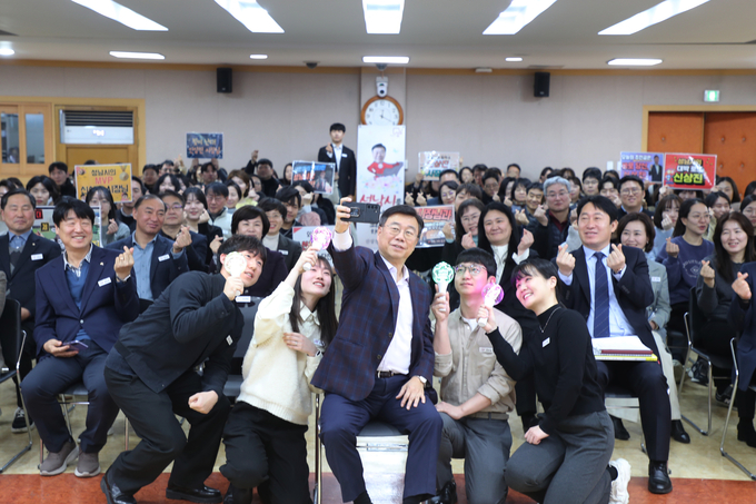 신상진 성남시장이 중원구청을 방문, 직원들과 교감을 나눴다. (사진=성남시 제공)
