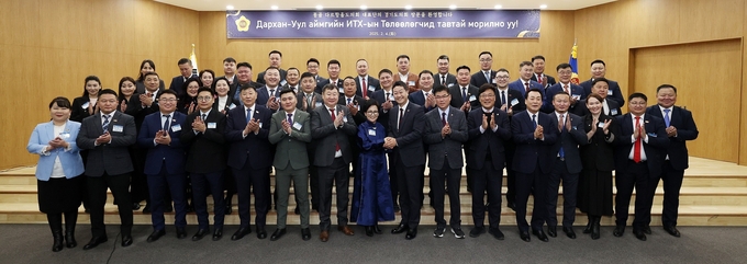 경기도의회와 몽골 다르항올도의회 의원들이 4일 경기도의회에서 기념촬영을 하고 있다. (사진=경기도의회 제공)