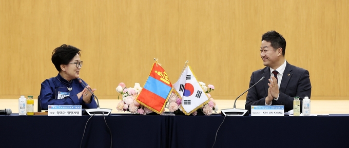 김진경(오른쪽) 경기도의회 의장과 양즈마 알탕게렐 몽골 다르항올도의회 의장이 4일 경기도의회에서 인사를 나누고 있다. (사진=경기도의회 제공)