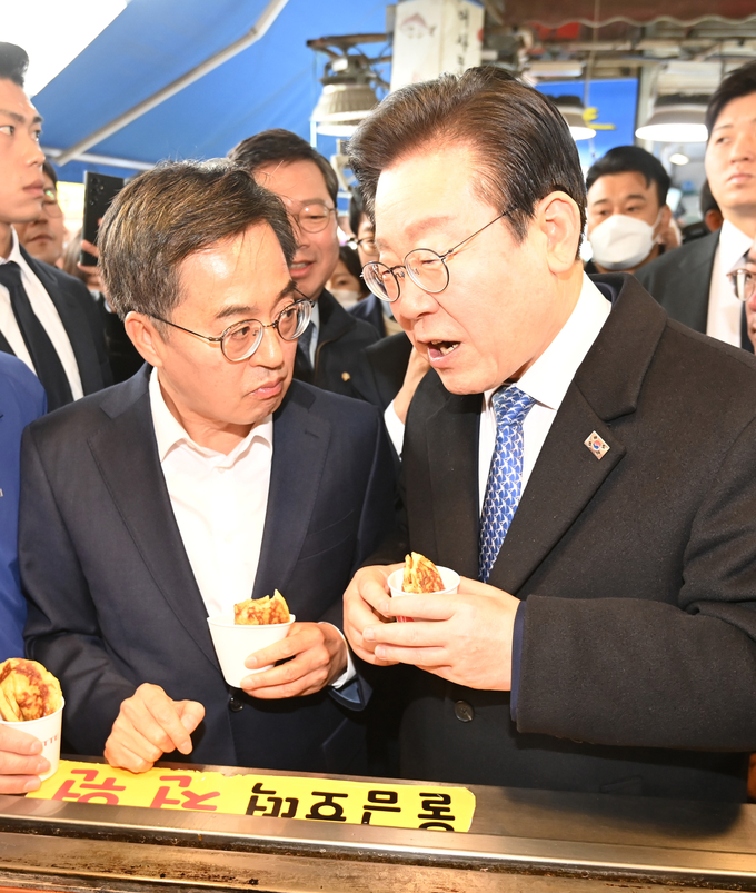 지난해 11월 21일 오전 수원시 팔달구 못골종합시장에서 이재명 더불어민주당 대표, 김동연 경기도지사가 호떡을 사먹으며 대화하고 있다. (사진=옥지훈 기자)