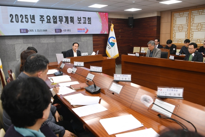 이권재 오산시장이 2025년 주요업무 보고회를 주제하고 있다. (사진=오산시 제공)