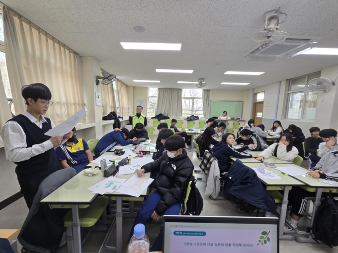 지난해 경기지역 학생들이 대한적십자사 경기도지사 인성교육 'Hey!(Humanitarian Education for Youth), 세상을 바꾸는 우리'에 참여하고 있다. (사진=대한적십자사 경기도지사 제공)