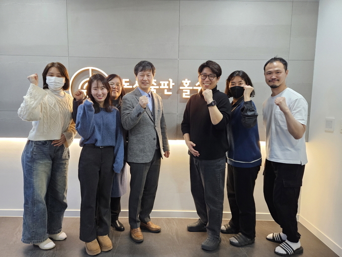 도서출판 홀수 임직원. (사진=성남시청소년재단 제공)