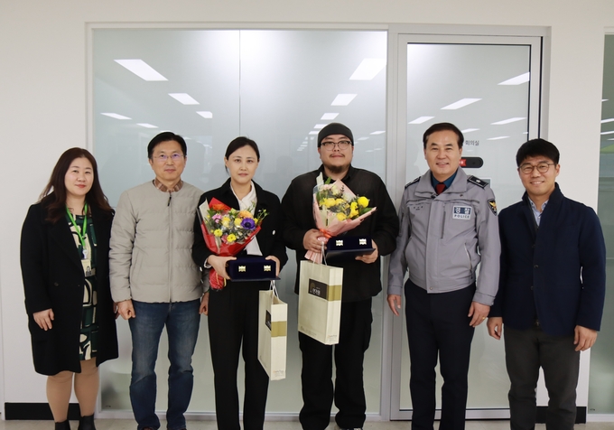 정진관 분당경찰서장이 5일, 지난 1월 야탑동 복합상가 화배 발생 시 시민대피에 헌신한 시민들에게 감사를 표했다. (사진=분당경찰서 제공)