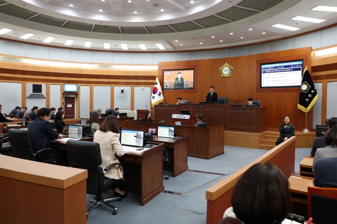 5일 오산시의회 제290회 임시회 1차 본회의에서 이상복 의장이 불참속에 성길용 부의장 주제로 임시회 1차 본회의가 개최되고 있다. (사진=오산시의회 제공)