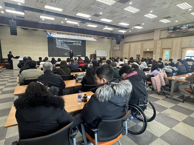 5일 가평군농업기술센터에서 진행된 제15회 경기도장애인체육대회 1차 대표자 회의에 참석한 관계자들이 백경열 경기도장애인체육회 사무처장의 인사말을 듣고 있다. (사진=경기도장애인체육회 제공)