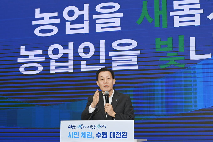 5일 수원시청 중회의실에서 열린 '2025년 새해 농업인 실용교육(벼농사 과정)'에서 이재준 수원시장이 인사말을 하고 있다. (사진=수원시 제공)