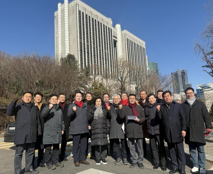 국민의힘 탄핵반대 원외 당협위원장들은 5일 오후 서울중앙지법 정문 앞에서 윤석열 대통령의 석방을 요구하는 성명서를 발표했다. (사진=국민의힘 탄핵반대 당협위원장 모임 제공)