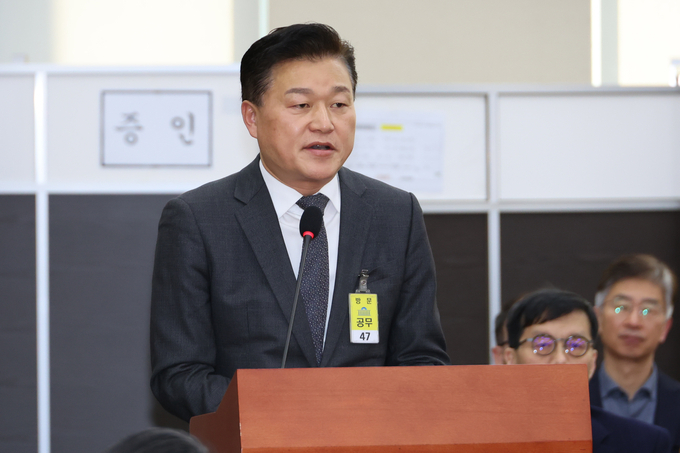 윤석열 대선후보 캠프 정책총괄지원실장을 지낸 신용한 전 서원대 교수가 지난 4일 국회에서 열린 ‘윤석열 정부의 비상계엄 선포를 통한 내란 혐의 진상규명 국정조사 특별위원회‘ 청문회에 참고인으로 출석, 대통령실 무속 논란 관련 질의에 답하고 있다. (사진=연합뉴스)