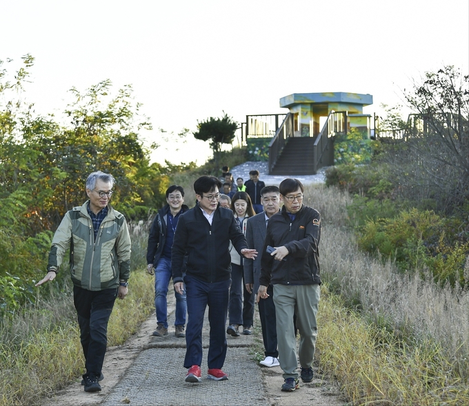 김병수 시장이 대곶면 소재 승마산 내 억새 숲길을 살피며 관계자들과 논의하고 있다. (사진=김포시 제공)