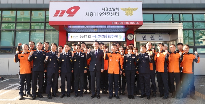 김진경(가운데) 경기도의회 의장과 시흥소방서 관계자들이 6일 시흥소방서 앞에서 기념촬영을 하고 있다. (사진=경기도의회 제공) 