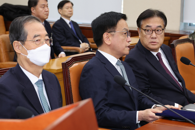 최상목 대통령 권한대행 부총리 겸 기획재정부 장관과 정진석 대통령 비서실장이 6일 국회에서 열린 ‘윤석열 정부의 비상계엄 선포를 통한 내란 혐의 진상규명 국정조사 특별위원회' 3차 청문회’에서 대화하고 있다. 왼쪽은 한덕수 국무총리. (사진=연합뉴스)