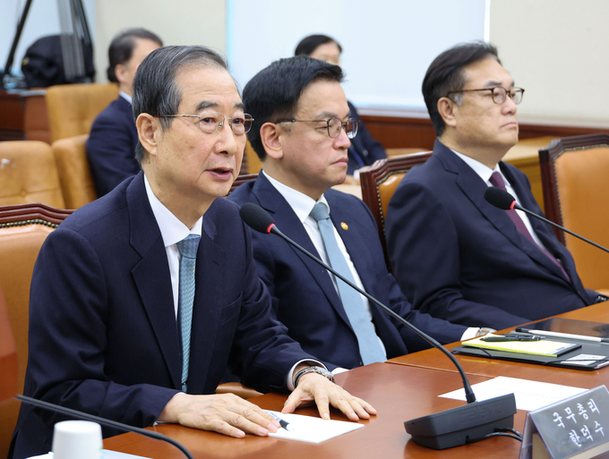 한덕수 국무총리가 6일 국회에서 열린 ‘윤석열 정부의 비상계엄 선포를 통한 내란 혐의 진상규명 국정조사 특별위원회' 3차 청문회’에서 발언하고 있다. 왼쪽부터 한 총리, 최상목 대통령 권한대행 경제부총리 겸 기획재정부장관, 정진석 대통령 비서실장. (사진=연합뉴스)