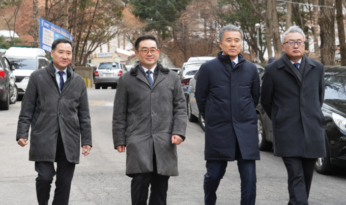 이정환 대표와 건축사업본부 임원들이 수주를 적극 지휘하고 있다. (사진=두산건설 제공)