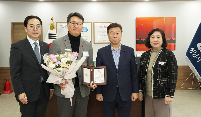 지난 5일 오후 2시 성남시청에서 진행된 기부금 전달식과 아너 소사이어티 회원 가입식 후 기념 촬영을 하고 있다. (사진=경기 사랑의열매 제공)