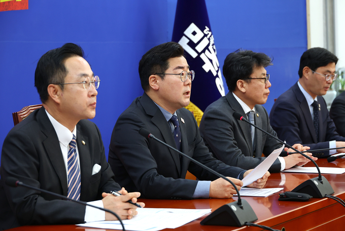 박찬대 더불어민주당 원내대표가 6일 오전 국회에서 열린 정책조정회의에서 발언하고 있다. 왼쪽은 박성준 원내수석부대표. (사진=연합뉴스)