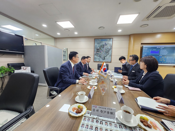 지난해 4월 선양시 외사판공실 주임 등 선양시 대표단이 성남시청을 방문하여 행정기획조정실장과 면담을 진행하고 있다. (사진=성남시 제공)