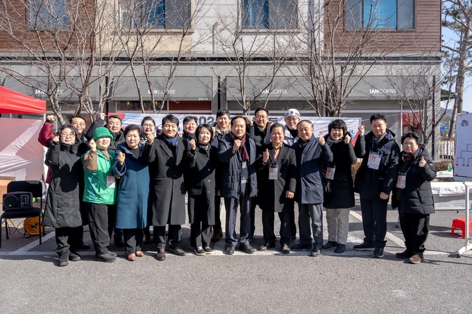 오산시 신장1동, 2025년 정월대보름 맞이 척사대회 성료(사진=오산시 신장1동 정월대보름 맞이 척사대회 성료후 이권재 시정과 함께 기념촬영을 하고 있다. (사진=신장1동 제공)