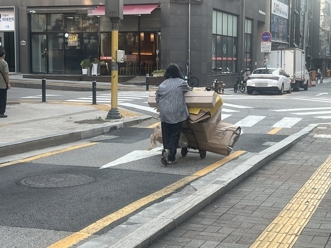 수원시 팔달구 인계동 인근에서 한 어르신이 홀로 걸어가고 있다. (사진=장진 기자)