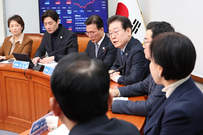 이재명 더불어민주당 대표가 지난 7일 국회에서 열린 최고위원회의에서 발언하고 있다. 맨 왼쪽은 이언주 최고위원 (사진=연합뉴스)
