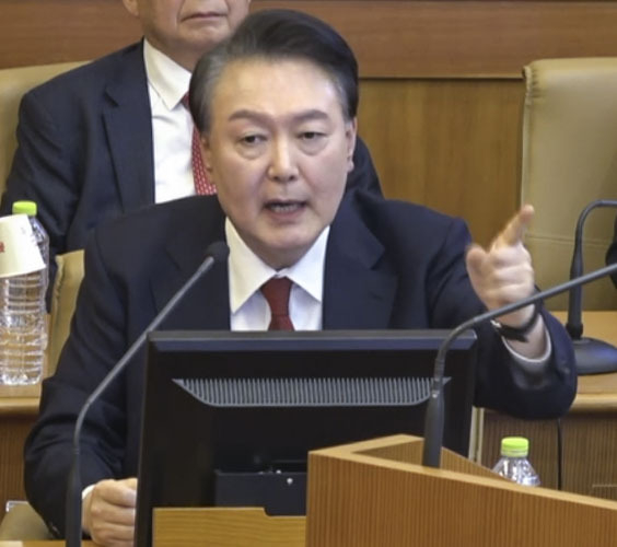 윤석열 대통령이 지난 6일 서울 종로구 헌법재판소에서 열린 윤 대통령 탄핵 심판 6차 변론에서 증인으로 출석한 곽종근 전 육군 특수전사령관의 답변을 들은 뒤 발언을 하고 있다. (사진=연합뉴스)