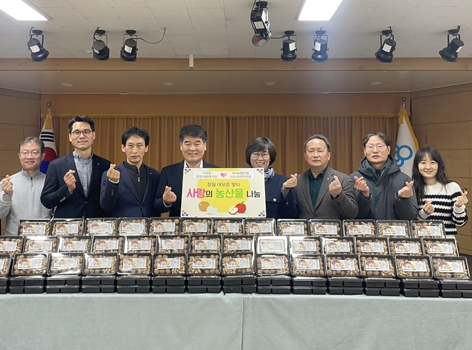 양재영 NH농협은행 리스크관리부문 부행장(왼쪽 4번째)과 직원들이 부럼세트를 전달한 후 정미령 서대문종합복지관장(왼쪽 5번째)과 기념촬영을 하고 있다. (사진=NH농협은행 제공)