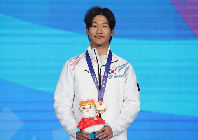 10일 중국 야부리 스키리조트에서 열린 스노보드 빅에어 결선에서 158.72점을 기록하며 동메달을 목에 건 강동훈(용인 고림고)이 시상대에 올라있다. (사진=연합뉴스)