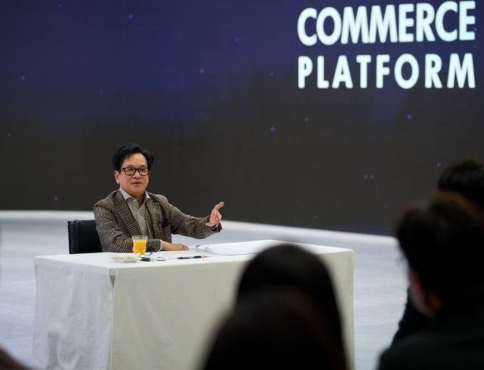 이재현 CJ그룹 회장이 지난 7일 서울 서초구 CJ온스타일 본사에서 직원들을 만나 격려하고 있다. (사진=CJ그룹 제공) 
