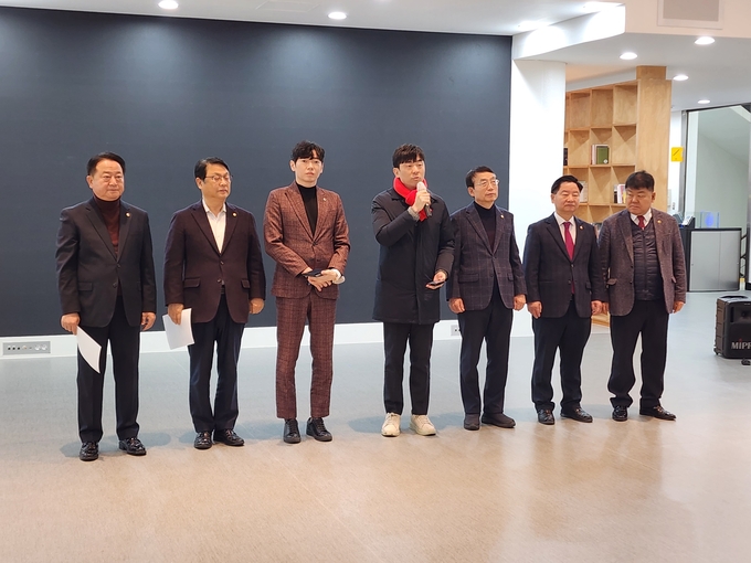 인천시의회 국민의힘 소속 의원들이 10일 시의회 본관 앞에서 세계선거기관협의회 퇴출을 촉구하고 있다. ( 사진 = 독자 제공 )