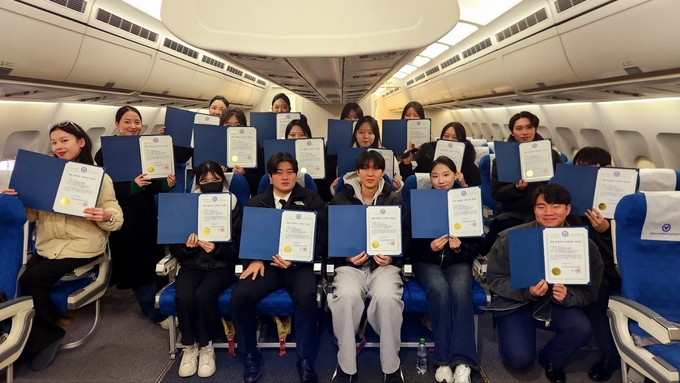 교육 이수 자격증 취득 후 기념촬영을 하고 있는 학생들. (사진=경복대학교 제공)