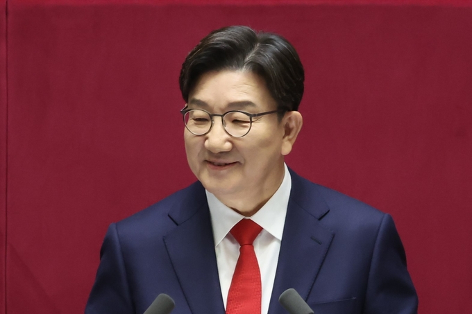 권성동 원내대표가 11일 국회 본회의에서 교섭단체 대표 연설을 하던 중 야당의 고성 섞인 야유에 웃음을 짓고 있다. (사진=연합뉴스) 