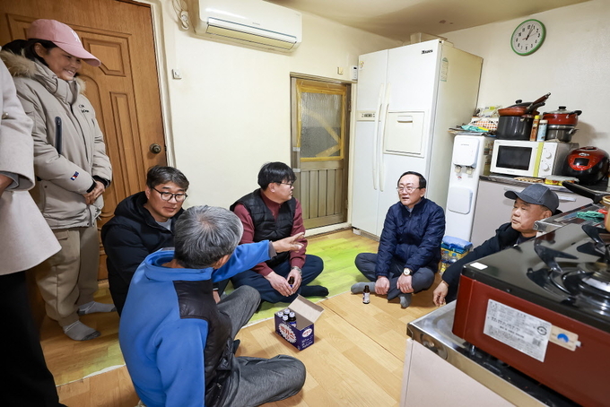 김덕현 연천군수가 취약계층 가정을 방문하는 등 현장 행정을 펼치고 있다. (사진=연천군 제공)