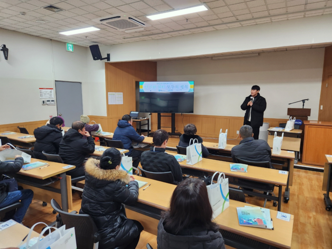 안전보건공단 경기지역본부가 외국인 취업·재취업 교육생을 대상으로 안전문화 확산을 위한 캠페인을 전개했다. (사진=안전보건공단 제공)