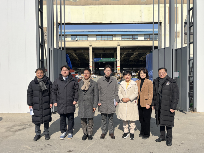 이동훈(가운데) 안양시의회 총무경제위원장과 위원들이 11일 안양시농수산물도매시장을 방문한 뒤 관계공무원들과 기념촬영을 하고 있다. (사진=안양시의회 제공)