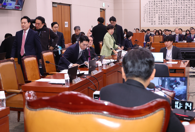 12일 국회 법제사법위원회 전체회의에서 여당 의원들이 ‘명태균 특검법’ 상정안 표결이 시작되자 퇴장하고 있다. (사진=연합뉴스)