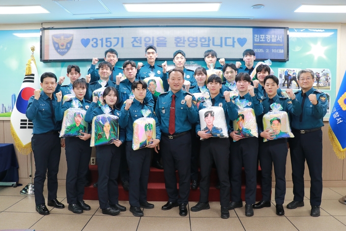 김포경찰서에 전입한 17명의 신임 경찰관이 안창익 서장(중앙)과 단체 기념사진을 찍으며 화이팅을 외치고 있다. (사진=김포경찰서 제공)