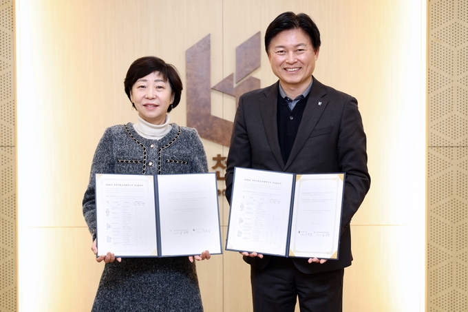 조용익 부천시장과 김선복 부천교육지원청 교육장이 2025년 부천미래교육협력지구 사업 추진을 위한 부속합의를 체결했다. (사진=부천시 제공)