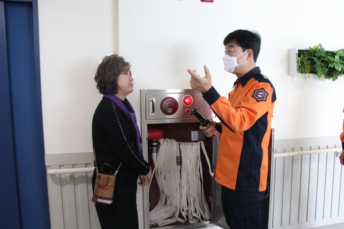김포소방서가 지역에 있는 한 요양원을 방문해 관계자에게 화재 예방에 대한 안전 관리를 설명하고 있다. (사진=김포소방서 제공)