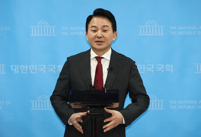 원희룡 전 국토교통부 장관이 12일 국회에서 윤석열 대통령 탄핵 심판 관련 헌법재판소 규탄 기자회견을 마친 후 취재진 질문에 답하고 있다. (사진=연합뉴스)