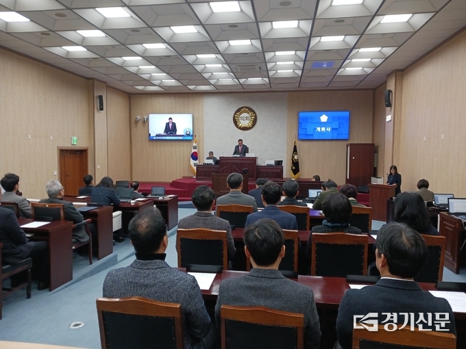 안성시의회 안정열 의장이 제229회 임시회 개회를 선언하고 있다. (사진=정성우 기자)