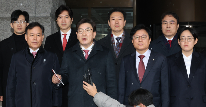 권성동 국민의힘 원내대표 등 지도부가 12일 헌법재판소 항의 방문을 마친 뒤 발언하고 있다. (사진=연합뉴스)