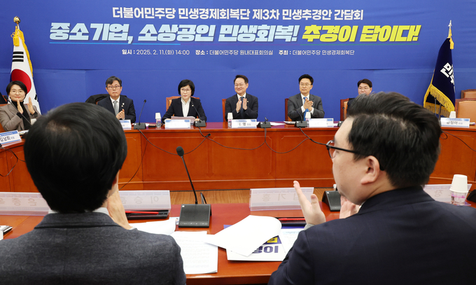 허영 더불어민주당 민생경제회복단 단장이 지난 11일 국회에서 열린 ‘중소기업, 소상공인 민생회복! 추경이 답이다!’ 제3차 민생추경안 간담회에서 참석자들과 인사를 나누고 있다. (사진=연합뉴스)