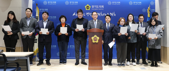 경기도의회 더불어민주당 소속 교육기획·교육행정위원들이 13일 경기도의회에서 기자회견을 열고 경기도교육청의 중등교사임용 합격자 발표 오류 사태를 규탄하고 있다. (사진=경기도의회 제공)