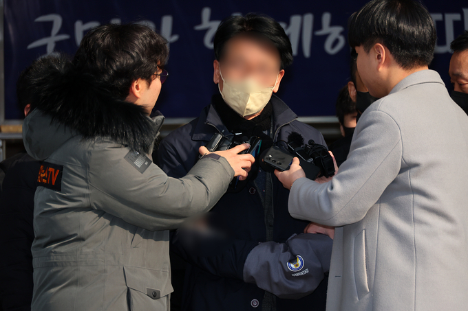 이재명 대표를 흉기로 찌른 혐의를 받는 김모씨가 지난해 1월 10일 오전 부산 연제경찰서에서 나와 검찰로 송치되고 있다. (사진=연합뉴스)
