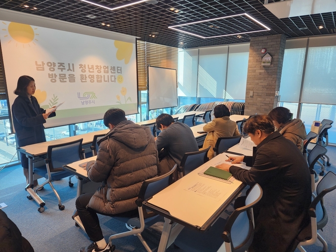 충청북도 청주시청 청년정책담당관 등 관계자 5명이 지난 11일 남양주시 청년창업센터를 방문했다. (사진=남양주시 제공)