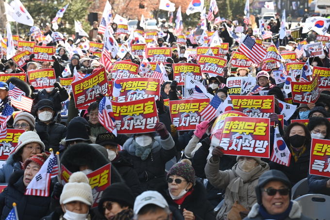  윤석열 대통령 탄핵 심판 8차 변론기일이 열린 13일 서울 종로구 안국역 일대에서 윤 대통령 지지자들이 탄핵 반대 시위를 하고 있다. (사진=옥지훈 기자)