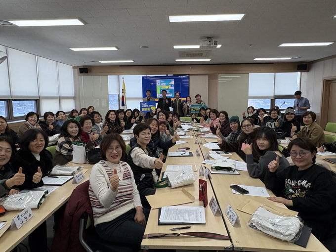지난 13일 금곡동 통장과 새및민원실 베테랑 팀장, 관계자 등이 함께하고 있다. (사진=수원시 제공)