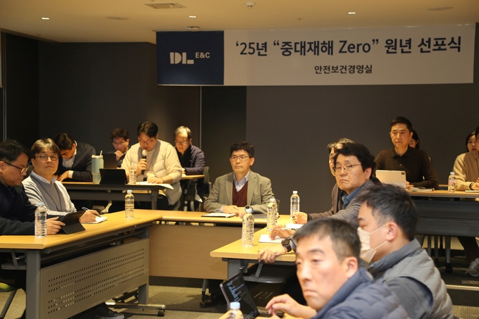 이길포 DL이앤씨 안전보건경영실장(CSO)(가운데)을 비롯한 관계자들이 참석한 가운데 열린 ‘중대재해 Zero 원년 선포식’이 진행되고 있다. (사진=DL이앤씨 제공)