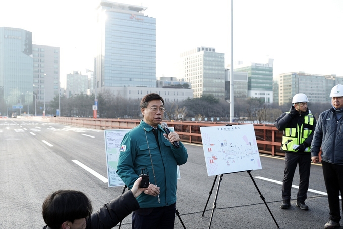 신상진 성남시장이 14일 수내교 분당방향 4차로 임시도로 개통 전 현장에서 브리핑을 하고 있다. (사진=성남시 제공)