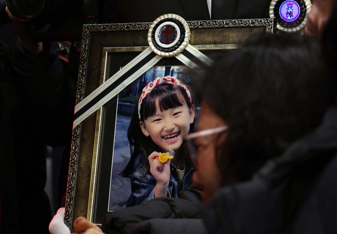 학교에서 교사에게 살해된 8살 김하늘 양이 14일 영면에 들어갔다. 하늘이 영정 사진을 앞세운 유가족들이 빈소를 나서고 있다. (사진=연합뉴스)